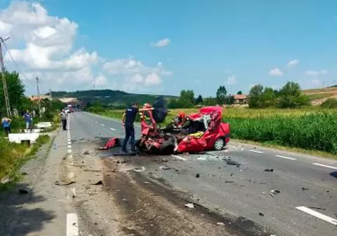 Un bărbat a murit, iar o femeie şi un copil de 4 ani, răniţi, după ce mașina lor s-a ciocnit cu un camion, în Cluj