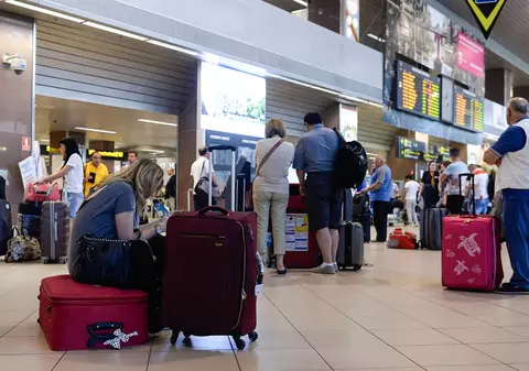 Copiii mai mici de 6 ani nu mai intră în carantină la revenirea din țările cu risc epidemiologic ridicat