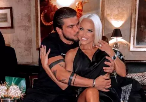 Anda Adam și noul iubit s-au fotografiat împreună în pat. Ea a renunțat la machiajul strident, iar el la haine