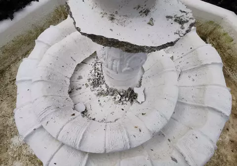 O fântână arteziană din Arad a fost distrusă de doi tineri care au vrut să-și facă selfie