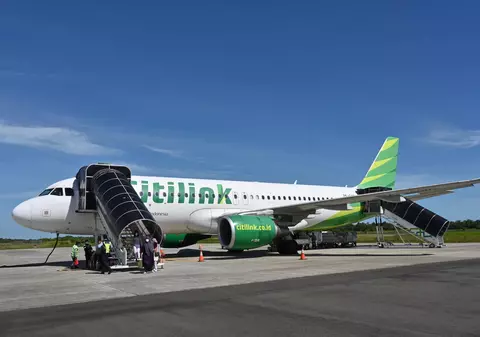 Un bărbat cu COVID s-a deghizat în soția lui ca să poată zbura cu avionul. Cum a fost descoperit