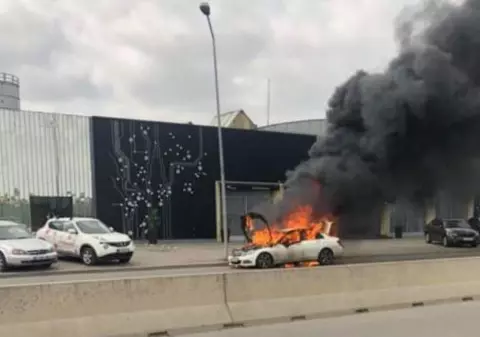 O mașină a ars ca o torță în fața Direcției de Înmatriculare a Vehiculelor din Pipera