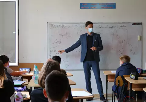 Viața unui profesor debutant la sat: joacă fotbal cu elevii și îi învață despre justiție. „Copiii pot și vor, trebuie doar motivați”