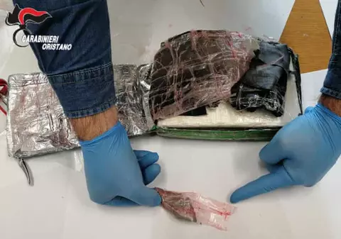 Cocaină de 9 milioane de euro căzută din cer pe casa unor italieni