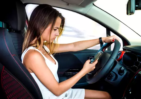 15 lucruri pe care nu trebuie să le faci niciodată când te afli în mașină, ca șofer sau pasager