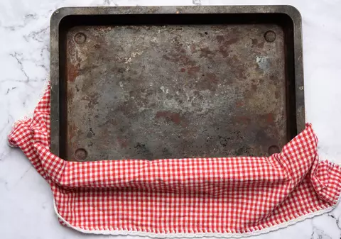 Cum cureți tava de cuptor arsă sau plină de grăsime. 6 metode cu care n-ai cum să dai greș