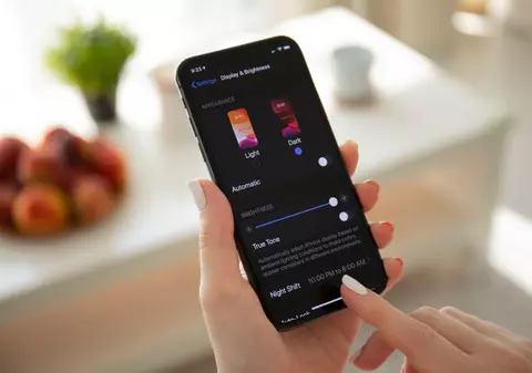 Dark Mode pe telefon - ce se întâmplă când îl folosești. Cum setezi Dark Mode pe Android și iOS