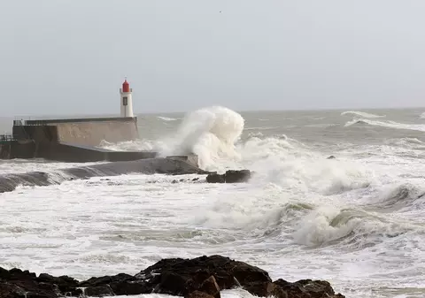 Farurile de pe coasta de nord a Franței, transformate în locuri de cazare pentru turiștii care vor să vadă marea de la înălțime