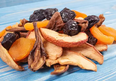Cum deshidratezi fructele acasă. Fructele uscate, o alternativă sănătoasă la deserturile calorice