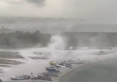 VIDEO | Furtună violentă pe plajă în Mamaia și Constanța. Vântul a bătut cu peste 80 km/h
