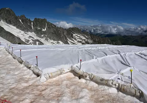 Un ghețar din Italia va fi acoperit cu pânză pentru a-i împiedica topirea. „Cea mai izbitoare manifestare a încălzirii globale”