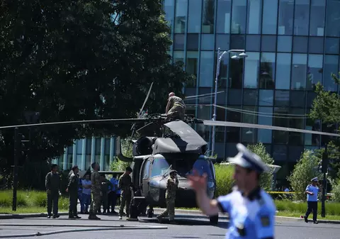 Val de glume după aterizarea elicopterului american în Piața Charles de Gaulle. Ambasada Suediei: „Cine are prioritate?”