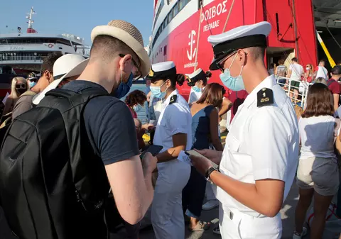 Mii de turiști, împiedicați să se urce în feriboturi către insulele grecești pentru că nu aveau actele necesare