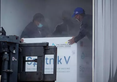 Afacerea de milioane a Moscovei cu Sputnik V: vinde la suprapreț vaccinul țărilor sărace, printr-un interpus din Dubai