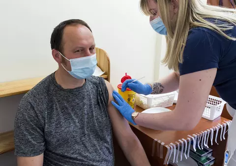 Zi liberă pentru cei care se vaccinează anti-COVID. Klaus Iohannis a promulgat legea