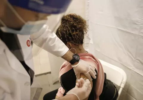 Cum descriu oamenii vaccinați simptomele pe care le-au avut după ce s-au infectat cu coronavirus