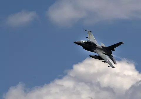 Un avion F-16 a intrat într-o clădire la decolare, în Olanda