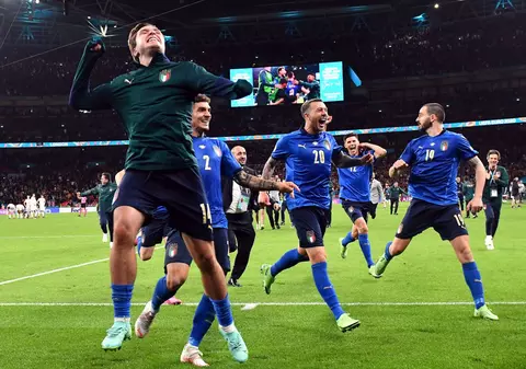 Italia e prima finalistă de la Euro, după ce a învins Spania la penalty-uri