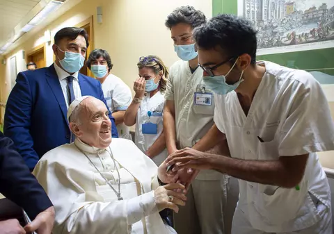 Papa Francisc a fost externat după 11 zile de spitalizare