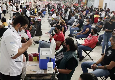 Peste jumătate dintre adulţii din Europa, complet vaccinaţi împotriva COVID-19