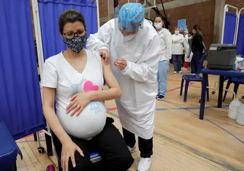 Vaccinarea anti-COVID nu afectează sarcina și nu reduce fertilitatea. Ce arată studiile