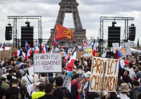 Cadre medicale, veste galbene sau extremiști de dreapta: cine sunt și ce vor manifestanții antivaccin din Franța