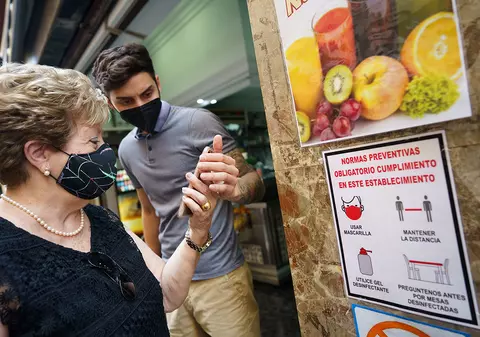 În baruri, doar cu certificat de vaccinare. Măsura restricțiilor pentru neimunizații COVID prinde contur în Europa