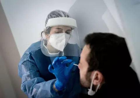 „Mi s-a picurat coronavirus în nas”. Experiența unui tânăr de 18 ani, care s-a oferit să fie cobai de dragul științei