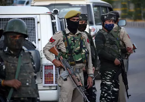 Cinci polițiști au murit după ce oamenii legii din două state din India au tras unii în alții