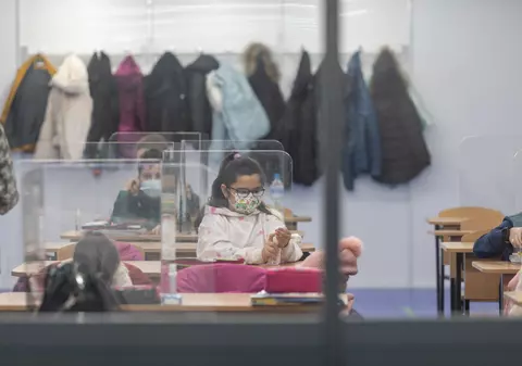 Școala, mediu sigur în pandemie. Prezența fizică în bănci nu crește rata de infectare cu COVID, arată un studiu