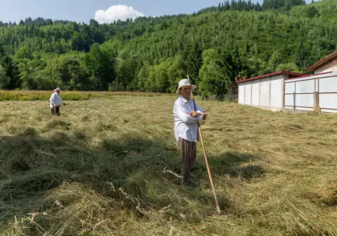 REPORTAJ. „Domnilor, ce vreți de la niște săraci care nu înțeleg?!”. Vaccinarea în comunele sucevene cu rată de 1,99%