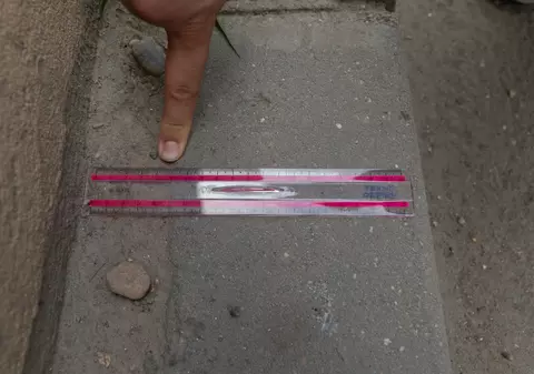 În Popești-Leordeni măsori trotuarul cu rigla: 5 centimetri, plus 15 cm de bordură. „Bătaie de joc”