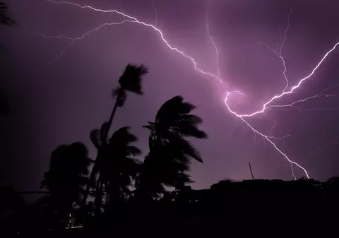 Cel puțin 11 indieni au murit loviți de trăsnet când își făceau un selfie în ploaie