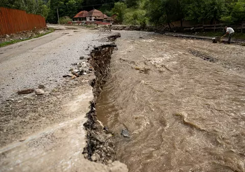 Cod roşu de inundaţii în judeţul Alba, unde a fost emis mesaj RO-Alert. În Caraş-Severin a fost depăşită cota de inundaţie