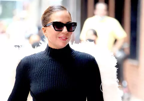 La înălțime! Lady Gaga a apărut pe străzile din New York cu o pereche de botine cu toc de 23 de centimetri