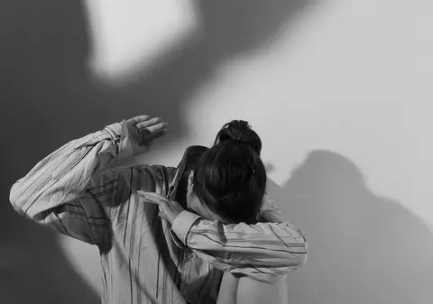 Mamă sechestrată 8 ore, bătută și aproape ucisă de fiul ei, care a și filmat totul cu telefonul