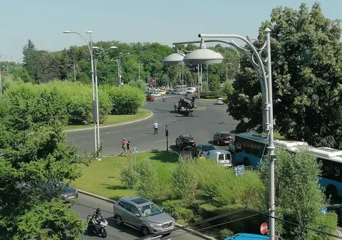 Mărturiile oamenilor care erau în piață când a aterizat elicopterul american: „Venea din spate, clătinându-se!”