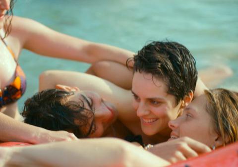 Corespondență de la Cannes.  „Mi iubita, mon amour” sau ce se întâmplă atunci când patru tinere din Franța ajung pe litoralul românesc