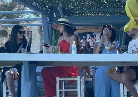 Imagini cu Monica și Ramona Gabor, în vacanța din Mykonos. Cele două au atras toate privirile