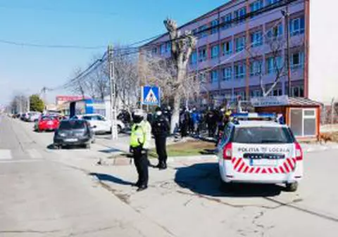 Bărbat răpit de pe stradă de fostul iubit al prietenei sale şi lovit cu bâta în cap, la Năvodari. Agresorul, arestat