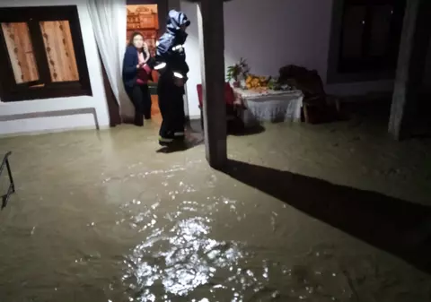 Străzi și case inundate în județul Neamț, în urma ploilor abundente. Oamenii, evacuați în plină noapte