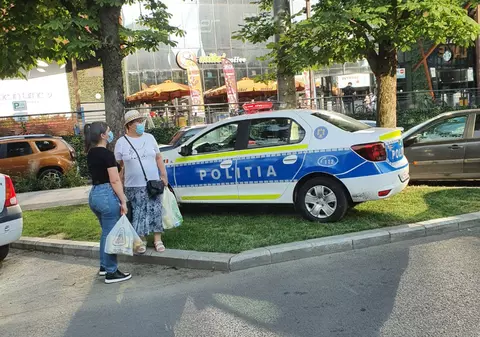 Robert Negoiță i-a certat pe polițiștii care au urcat mașina pe iarbă, fără să știe ce făceau acolo. Postare devenită virală