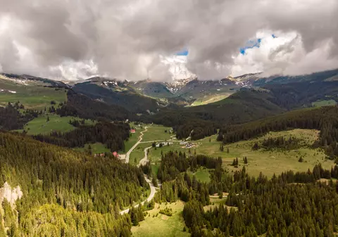Padina - obiective turistice și trasee montane din platoul Padina