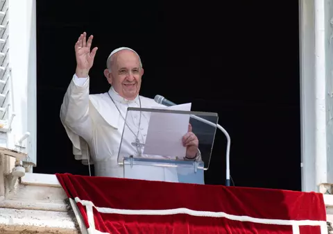 Papa Francisc a donat 100.000 de euro pentru migranţii blocaţi la frontiera dintre Polonia şi Belarus