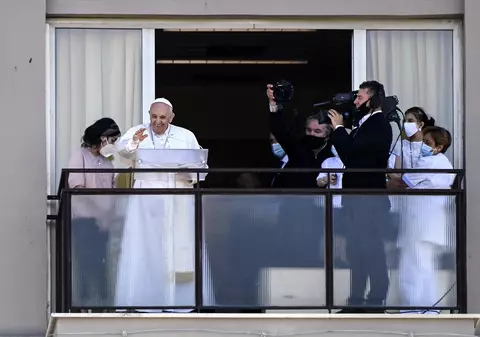 Prima apariție a Papei Francisc după operație. A rostit rugăciunea de la balconul spitalului