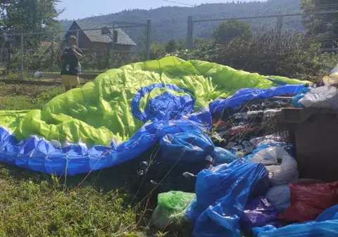 Bărbat în stare gravă după ce s-a prăbușit cu parapanta, în Neamț