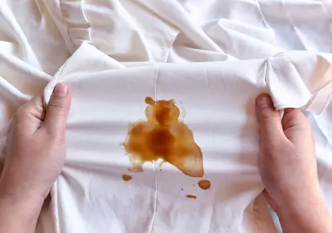 Cum folosești bicarbonatul de sodiu ca să scapi de petele de ulei de pe haine și alte trucuri la fel de eficiente