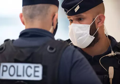 O pușculiță cu 85.000 de euro, găsită de un trecător pe un trotuar din Bordeaux. Polițiștii caută proprietarul