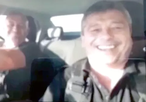 Doi polițiști locali din Bârlad s-au filmat când ascultă și fredonează manele în mașină. Anchetă internă în instituție