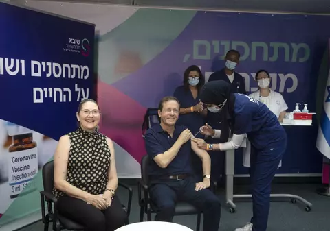 Israel începe vaccinarea cu a treia doză anti-COVID. Primul imunizat: președintele țării